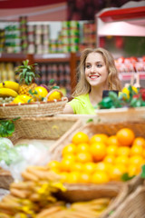 Девушка в продуктовом магазине