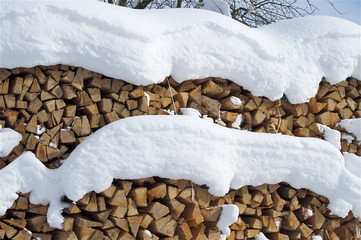 Brennholzlager unter Schneedecke