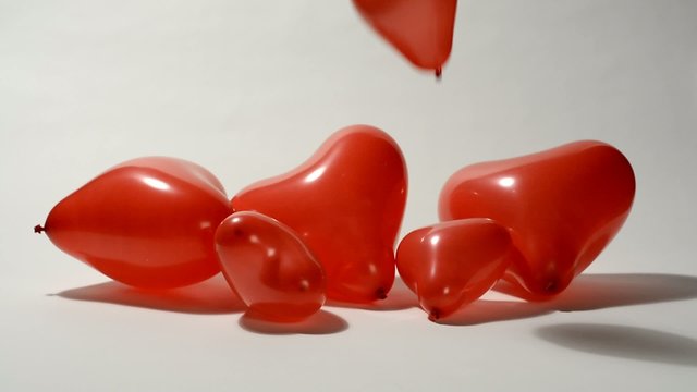Globo rojo en forma de coraz&oacute;n cayendo