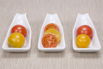 tomates Cherry sobre mantel