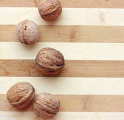 Грецкие орехи на разделочной доске в полоску