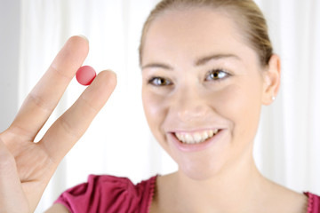 Obraz na płótnie Canvas Frau hält Tablette als Medikament