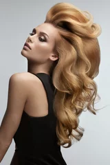 Poster Im Rahmen Haarvolumen. Porträt der schönen Blondine mit dem langen gewellten Haar. © puhhha