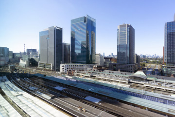 東京駅と丸の内高層ビル街　
