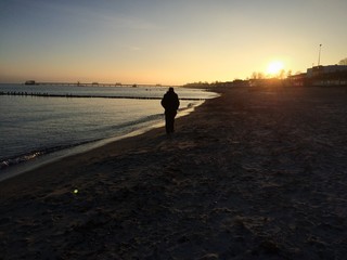 Einsamer Wanderer am Strand in Kellenhusen an der Ostsee