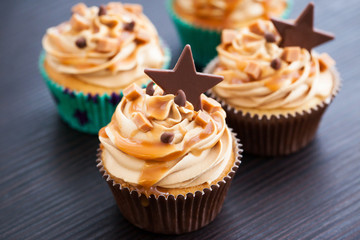 Cupcakes with cream cheese, caramel and chocolate