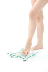 体重計に乗る女性