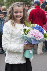 Ten-year girl with a bouquet of hydrangea flowers. Десяти