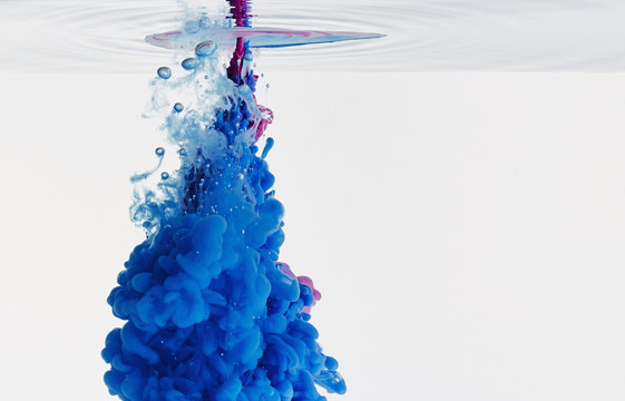 Blaue Tinte in Wasser
