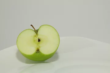 Tischdecke ein halber grüner Apfel © Hennie36