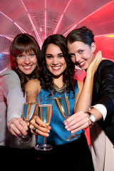 Freundinnen sind zusammen feiern