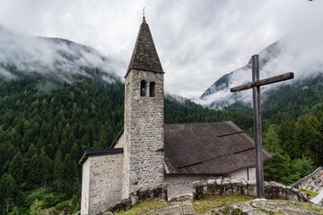 Fototapeta na wymiar Chiesa di montagna