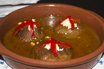 Cebollas rellenas de atún y huevo cocido