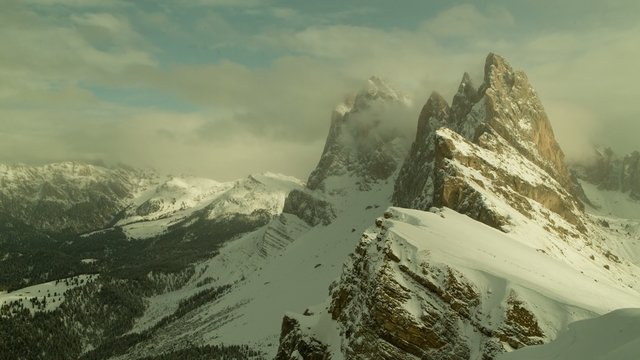 Zeitraffer Berg und Wolken