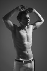Obraz premium Strong athletic man on dark background