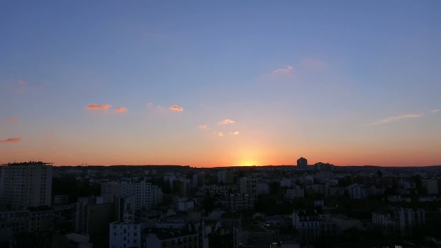 Time-lapse d'un coucher de soleil en zone urbaine