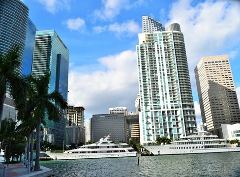 Fototapeta Miami Downtown with docked Yachts