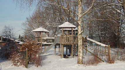 verschneiter Spielplatz im Winter