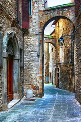 Fototapeta premium piękne stare uliczki włoskich średniowiecznych miast, Tody