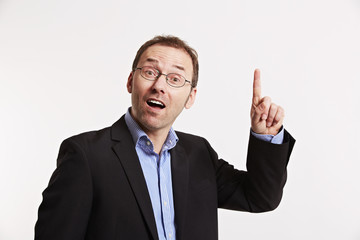 Businessman Portrait mit Brille zeigt mit dem Finger 3