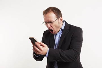 Businessman brüllt in das Handy 2