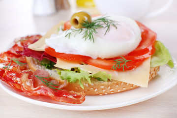 Sandwich with poached egg, tomato and bacon
