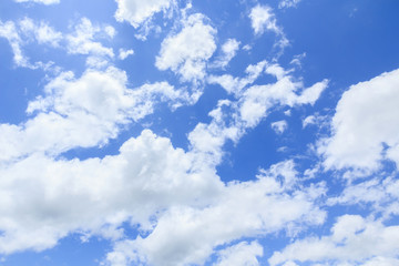 Obraz premium White clouds in blue sky