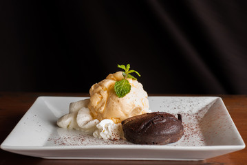 Chocolate cake with vanilla icecream,Fondant au chocolat