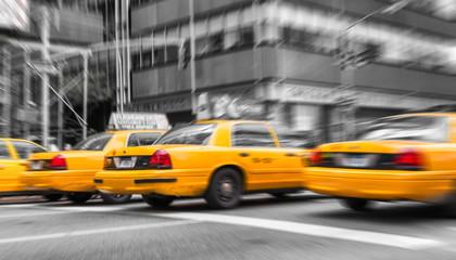 Vue agrandie et floue des taxis jaunes de New York isolés sur blac