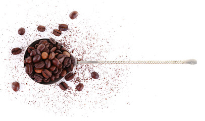 Obraz na płótnie Canvas Coffee beans in spoon isolated on white