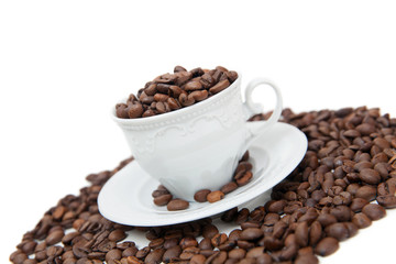 The  mug full of coffee beans isolated on white background