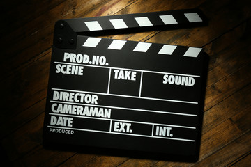 Obraz premium Movie clapper on wooden background