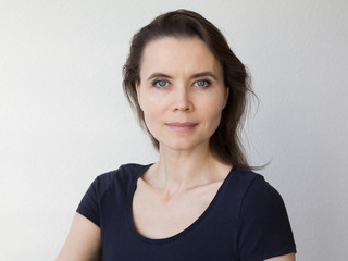 Fototapeta premium Kobieta z atrakcyjnym uśmiechem patrząc na kamery