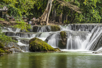 Fototapeta na wymiar Muak Lek Waterfall