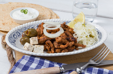 Gyros mit Tsatsiki Krautsalat Oliven und Fetakäse