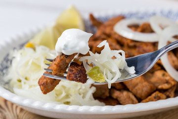 Gyros mit Tsatsiki Krautsalat Oliven und Fetakäse