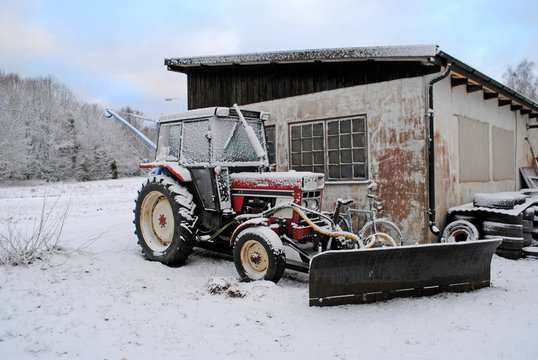 alter Traktor im Winterdienst