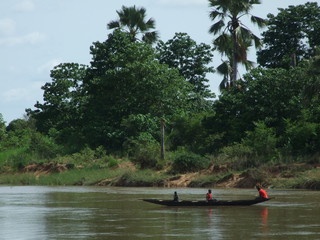 Barcaza de madera en el rio