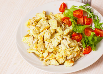 scrambled eggs with salad