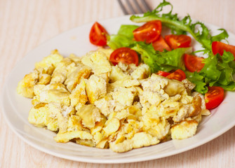 scrambled eggs with salad