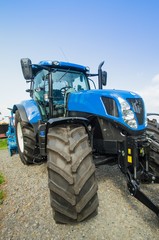 Landtechnik,Nahaufnahme eines gro&szlig;en, blauen Traktors