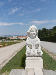 Skulptur der Sphinx mit Blick auf Wien, Belvedere Wien