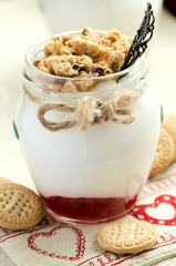 Light yogurt with wholewheat cookie crumbs, berry jam