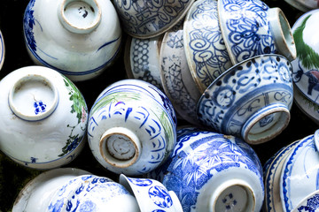 Chinaware the oldie plate and bowl display at junk shop.