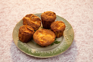 Muffins dans une assiette verte
