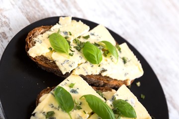Vollkornbrot mit Roquefort