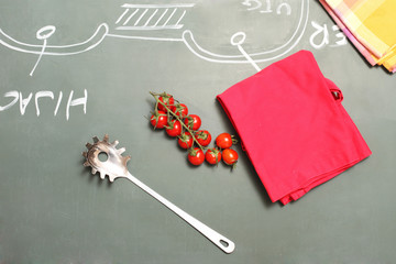 Tomaten,Kochschürze und Schöpflöffel