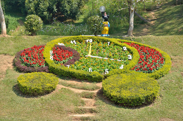 Цветочные часы в ботаническом саду Далата, Вьетнам
