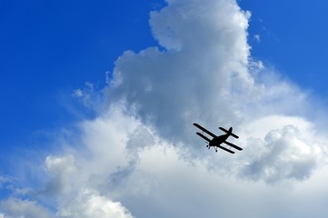 Fototapeta na wymiar Аэроплан на фоне облаков