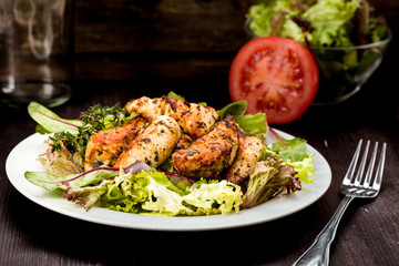Hähnchenbrust auf Salat